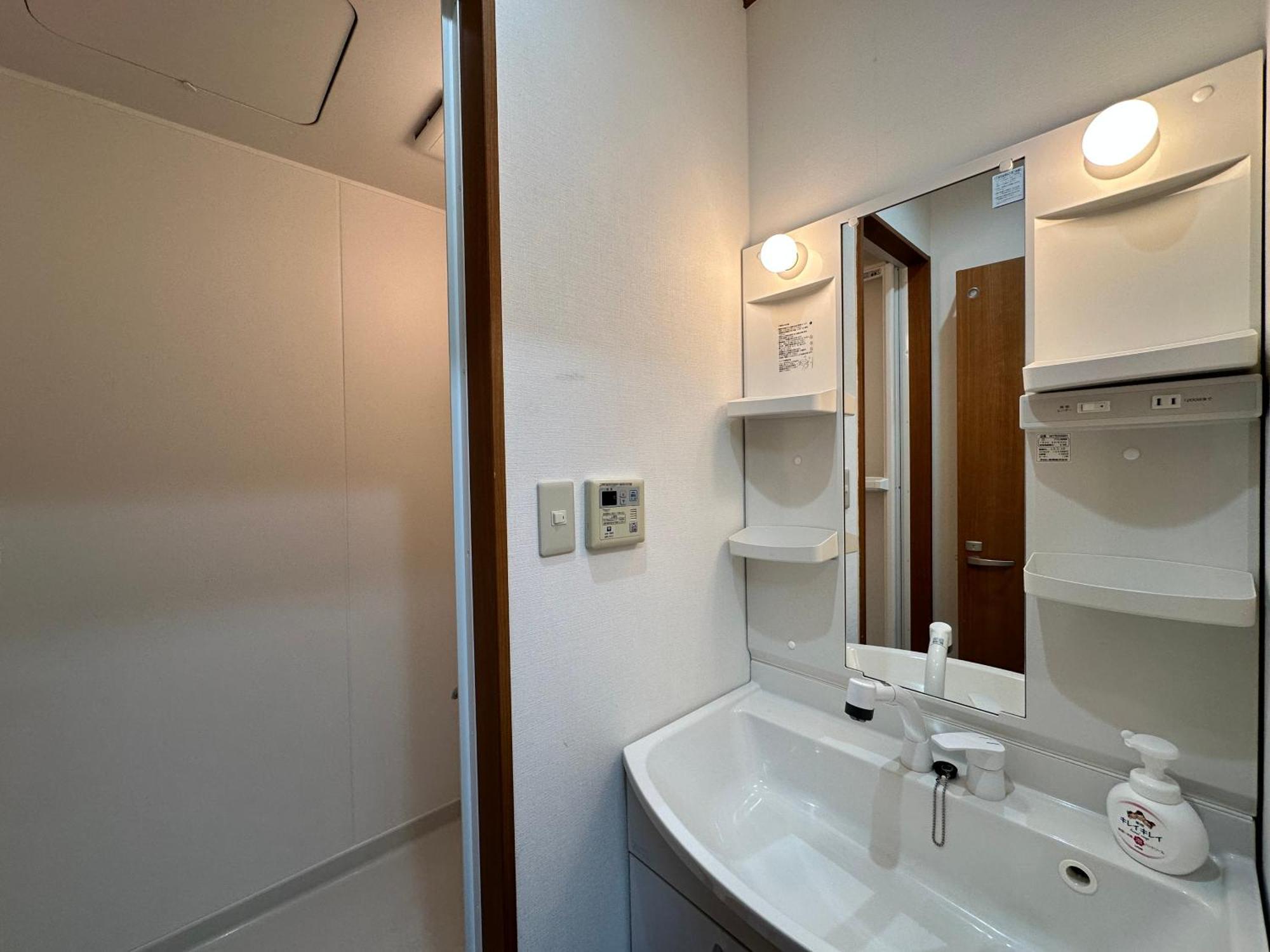 Apartamento 鶴橋駅徒歩2分 トイレ浴室複数あり3階建て一軒家車庫付き Osaka Exterior foto